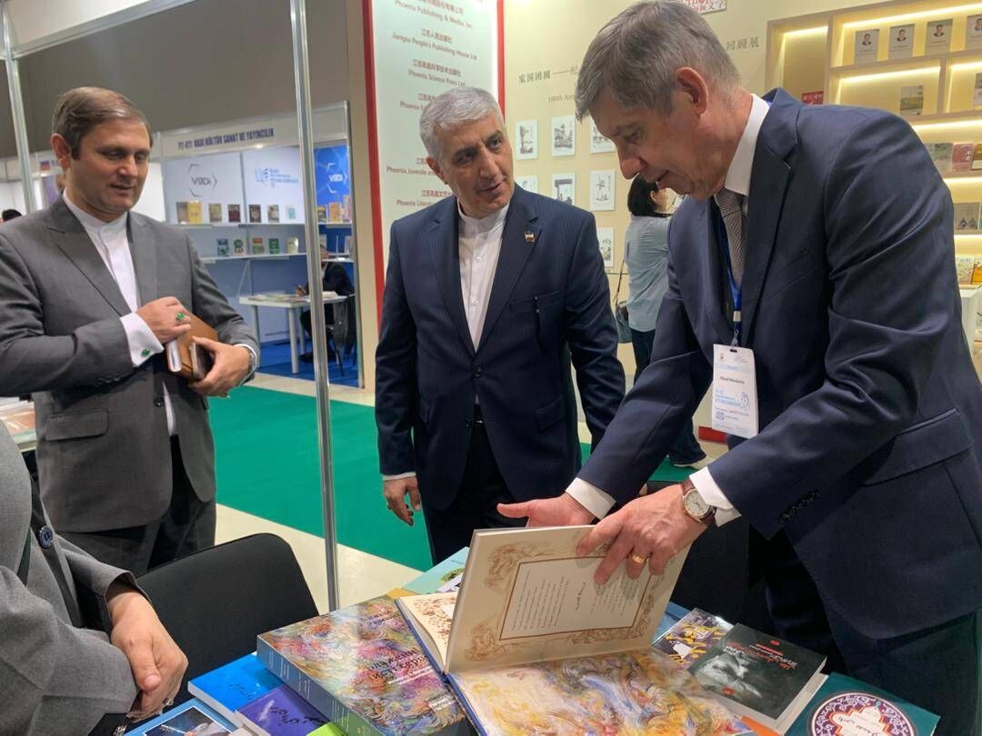 Diplomatlar və mədəniyyət rəsmiləri Bakı Kitab Sərgisində İranın pavilyonunu ziyarət ediblər Diplomatlar və mədəniyyət rəsmiləri Bakı Kitab Sərgisində İranın pavilyonunu ziyarət ediblər